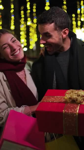 Vertical Jovem Casal Sorrindo Segurando Presente Natal Com Uma Fita — Vídeo de Stock