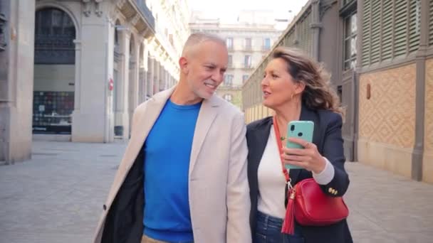 Portret Uśmiechniętej Dojrzałej Pary Zwiedzającej Walizką Romantyczną Podróż Poszukiwaniu Hotelu — Wideo stockowe