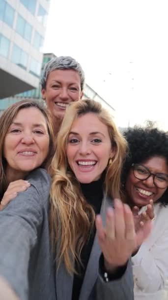 Vertical Grupo Verdadera Mujer Negocios Exitosa Sonriendo Teniendo Una Videoconferencia — Vídeos de Stock