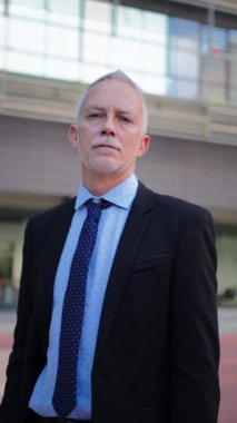 Dikey. Olgun şirket CEO 'su, iş adamı, avukat, satıcı, muhasebeci, sekreter, danışman, avukat, ofis çalışanı, avukat ya da finans danışmanı gülümseyen ve kameraya bakan
