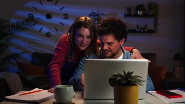 Genç Evli Bir Çift Dizüstü Bilgisayar Kullanarak Emlak Almak Için — Stok video