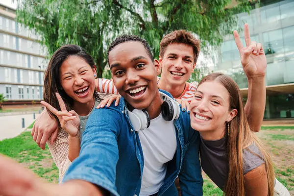 一群多种族的年轻人一起笑着和自私自利 同学们在友谊会上见面 与快乐的朋友一起笑的快乐的非洲裔美国少年的近照 — 图库照片