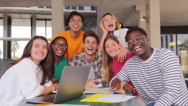 Gruppo Giovani Studenti Adolescenti Che Agitano Mani Biblioteca Usando Computer — Video Stock