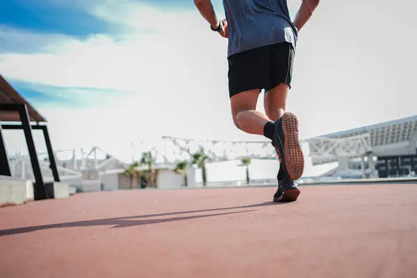 速く走る認識できないスポーツマン 敏捷性のカーディオを訓練する足のバックビュー ワークアウトで男性の足の肖像画を閉じます フィットネススピードルーチンの運動選手の靴の写真 — ストック写真