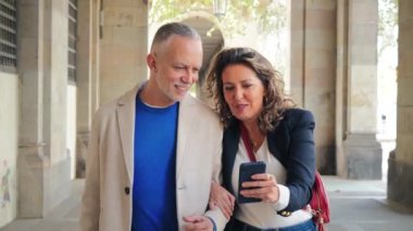 Orta yaşlı olgun bir çift romantik bir yolculukta cep telefonu kullanarak GPS uygulamasında mekanı işaret ediyor ve izliyorlar. Evli insanlar birlikte gezerler ve akıllı telefondan yerleri izlerler.