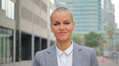 Gülümseyen ve gururlu bir ifadeyle kameraya bakan bir iş kadınının bireysel fotokopisini çek. Tezgahtar, temsilci, muhasebeci, avukat ya da yönetici işyerinin önüne bakıyor. Kendine güvenen bir kadın. Yüksek