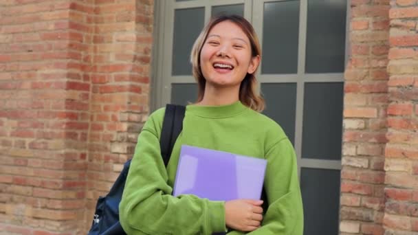 Individuální Portrét Mladé Asijské Středoškolačky Která Usmívá Dívá Kamery Čínská — Stock video
