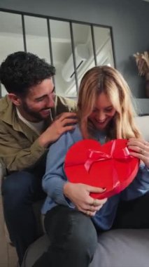 Dikey. Gerçek bir genç çift kameraya bakıp doğum günü hediyesi gösteriyor. Karısıyla sevgililer günü hediyesi taşıyan bir adam. Sevgililer yıldönümünü kutluyor.