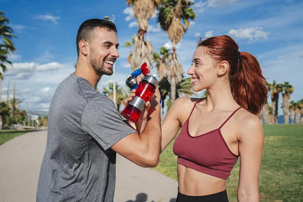 Sport Paar Toast Und Wasser Trinken Während Sie Sich Nach — Stockfoto