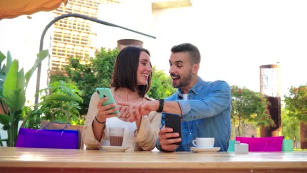 Mele Kadın Bir Cep Telefonuyla Medyayı Paylaşırken Eğleniyorlar Kahve Dükkanının — Stok video