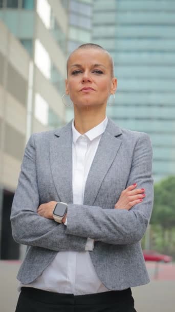Vertical Individual Portrait Serious Arms Crossed Businesswoman Short Hair Looking — Stock Video