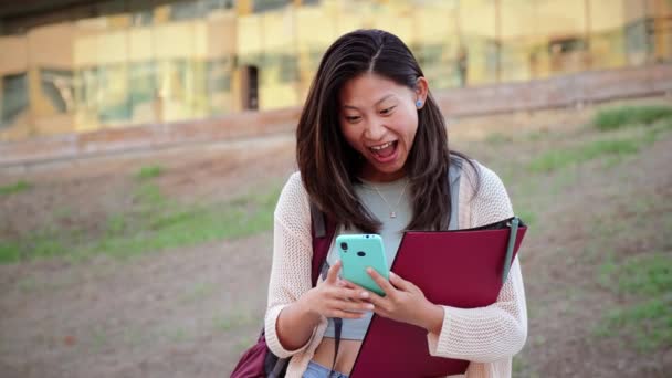 Chica Escuela China Sonriendo Usando Teléfono Celular Para Compartir Fotos — Vídeo de stock