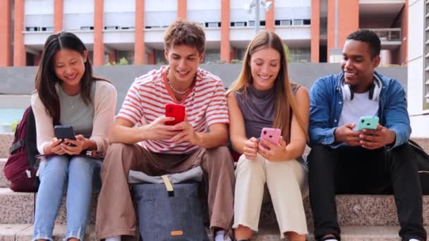 Група Багаторасових Учнів Середньої Школи Весело Дивиться Додаток Соціальних Медіа — стокове відео