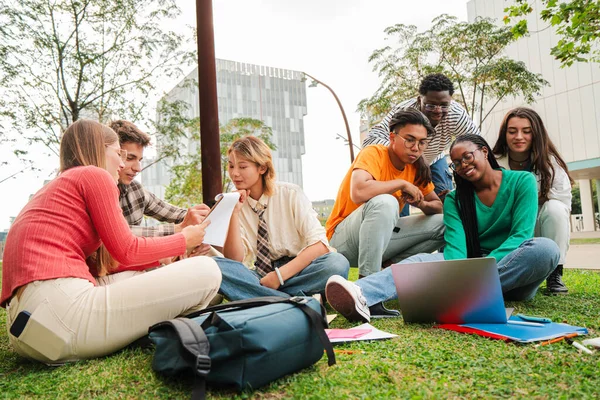 Eine Fröhliche Gruppe Junger Studenten Sitzt Auf Dem Rasen Und — Stockfoto