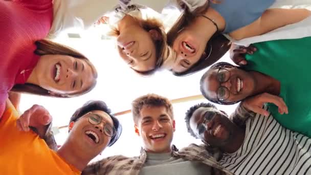동그라미에 서있는 다인종 친구의 그룹의 각도보기 미소와 청소년 카메라를 회의에 — 비디오