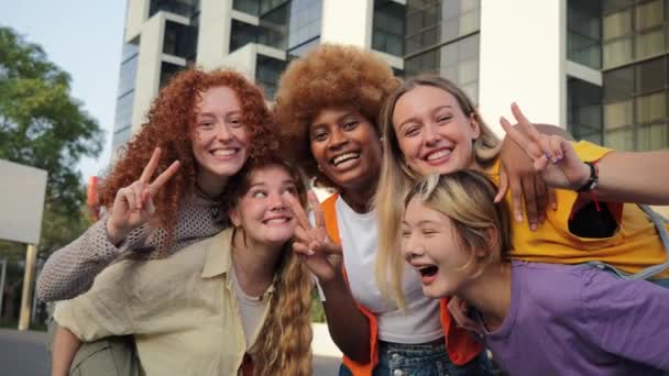 Gerçek Genç Kadınlardan Oluşan Sosyal Bir Grup Bir Binanın Önünde — Stok video