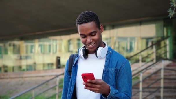 Cámara Lenta Estudiante Afroamericano Que Divierte Con Teléfono Celular Las — Vídeo de stock