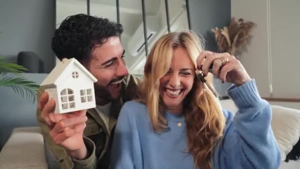 Esposo Esposa Abrazándose Apartamento Emocionados Ser Propietarios Una Propiedad Bienes — Vídeo de stock