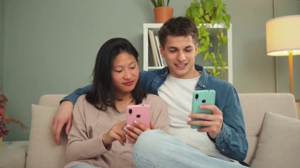 Oturma Odasındaki Koltukta Oturan Uygulamaları Aramak Için Cep Telefonu Kullanan — Stok video