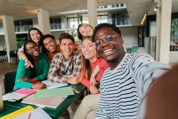 Giovani Studenti Felici Che Fanno Selfie Insieme Alla Biblioteca Universitaria — Foto Stock