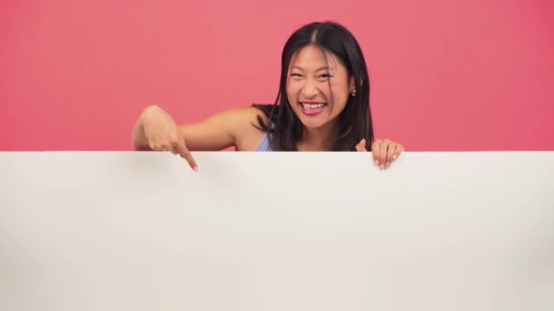 Young Asian Woman Pointing Blank Empty Board Red Backdrop Advice — Stock Video