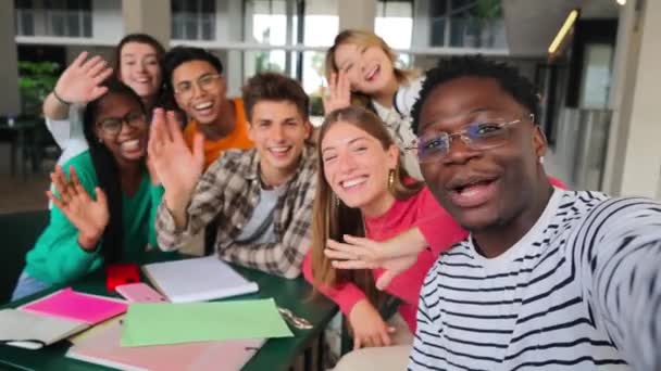 Szczęśliwi Młodzi Studenci Mający Rozmowę Wideo Lub Bezpośredni Strumień Bibliotece — Wideo stockowe