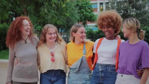 Bir Grup Oyuncu Bayan Arkadaş Sosyal Bir Toplantıda Eğleniyorlar Genç — Stok video
