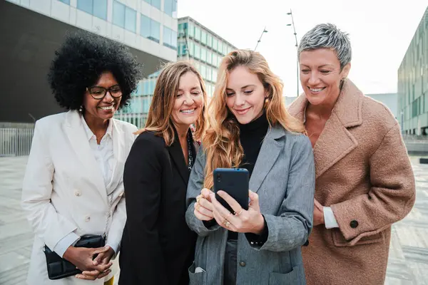 Grupo Mulheres Negócios Adultas Médias Usando Celular Para Trabalhar Colegas — Fotografia de Stock