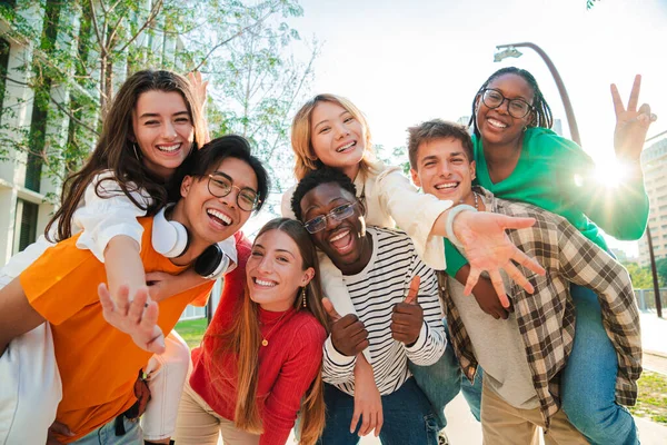 Grande Grupo Jovens Estudantes Multirraciais Sorrindo Gesticulando Olhando Para Câmera — Fotografia de Stock