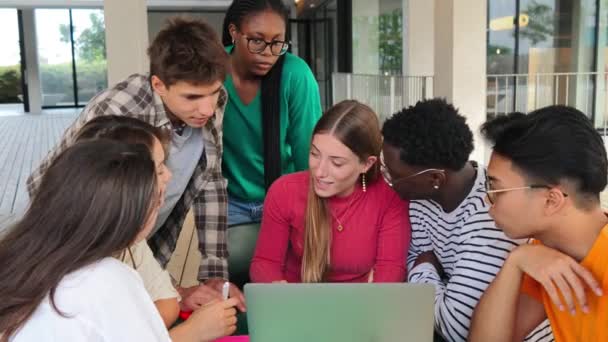 Grande Grupo Estudantes Adolescentes Reais Pesquisando Informações Juntos Usando Laptop — Vídeo de Stock