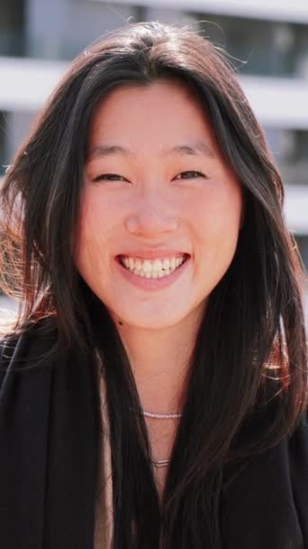 Verticaal Close Portret Van Aziatische Jonge Vrouw Glimlachend Kijkend Naar — Stockvideo