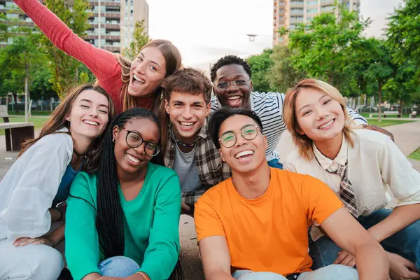 Grote Groep Van Jonge Volwassenen Echte Mensen Glimlachen Plezier Hebben — Stockfoto