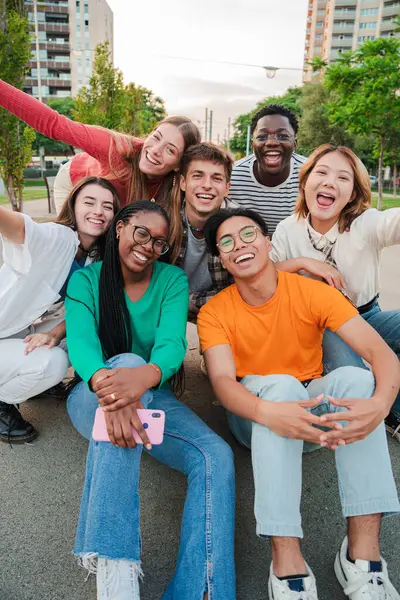 Retrato Vertical Amigos Felizes Rindo Grande Grupo Jovens Adultos Pessoas — Fotografia de Stock