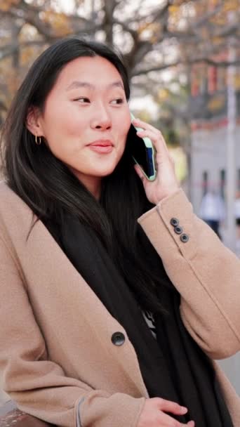 Vertical Feliz Asiática Joven Mujer Teniendo Una Conversación Amistosa Llamada — Vídeos de Stock