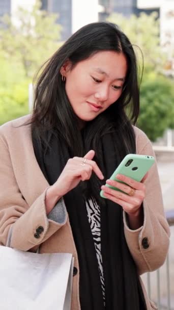 Vertical Serious Asiático Negocio Joven Mujer Watiching Aplicación Teléfono Celular — Vídeos de Stock