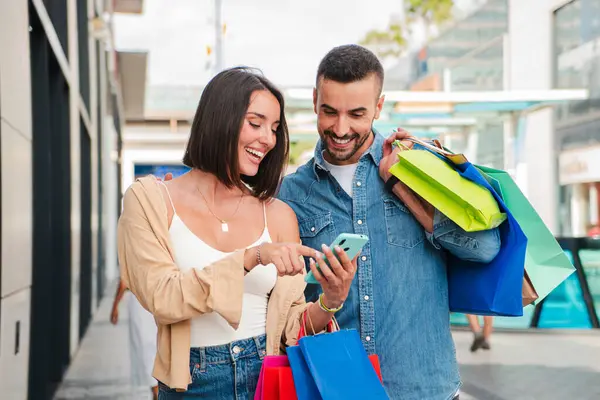 Couple Réel Aide Une Application Smartphone Ligne Shopping Pour Acheter — Photo