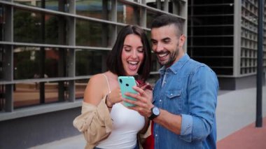 Gerçek bir çift alışveriş merkezinde satış yapmak için internet üzerinden akıllı telefon uygulaması kullanıyor. Genç müşteriler pazar yeri başvurusuyla alışveriş yapıyor. İndirim aramak için akıllı telefon kullanan insanlar