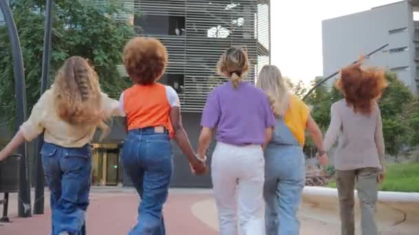 Grupo Jovens Mulheres Adultas Caminhando Pulando Juntas Adolescentes Movem Câmara — Vídeo de Stock