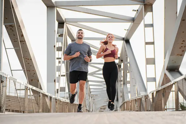 マラソン レースのための健康 ウェルネス トレーニングのために走る若いカップルは カーディオスポーツを楽しむ努力と持久力を示しています フィットネス男性と運動女性のジョギングのワークアウト — ストック写真