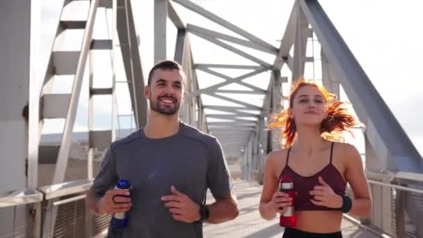 年轻夫妇为了健康 健康或参加马拉松 比赛或比赛的训练而跑步 表现出努力和耐力 享受有氧运动 健美男子和运动女子慢跑的训练 — 图库视频影像