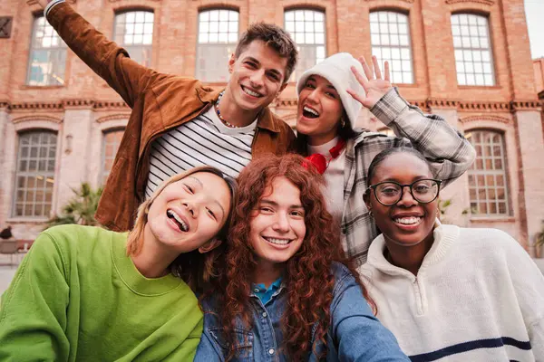 Een Groep Echte Tienerstudenten Die Plezier Hebben Met Springen Campus — Stockfoto