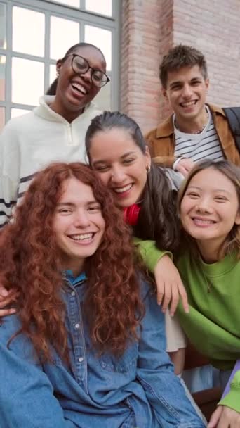 Pionowy Portret Grupy Przyjaciół Bawiących Się Uśmiechających Razem Licealiści Patrzą — Wideo stockowe