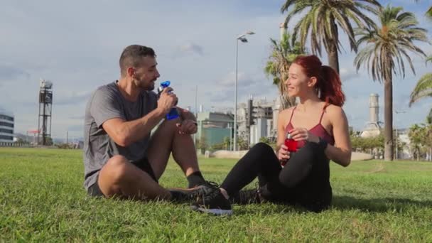 Esporte Casal Conversando Descansando Grama Bebendo Wather Após Exercício Cardio — Vídeo de Stock
