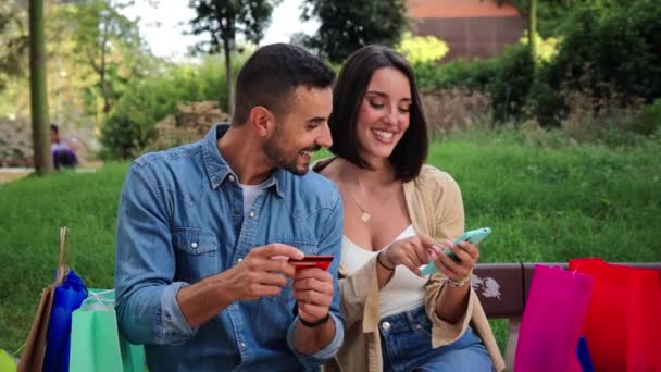Młoda Kaukaska Para Ogląda Aplikację Smartfona Dwoje Przyjaciół Korzystających Telefonu — Wideo stockowe