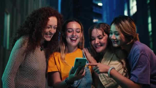 Groep Jonge Vrouwen Die Nachts Plezier Hebben Het Delen Van — Stockvideo
