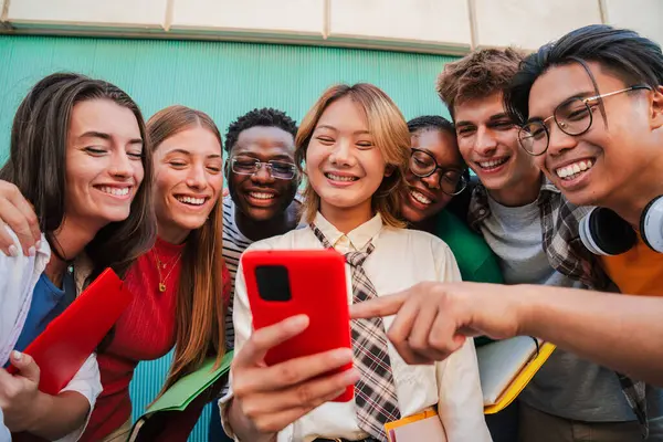 Grande Grupo Amigos Adolescentes Multirraciais Sorridentes Usando Smartphones Assistindo Vídeos — Fotografia de Stock