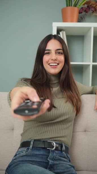 Vertical Jovem Mulher Usando Controle Remoto Televisão Para Mudar Canal — Vídeo de Stock