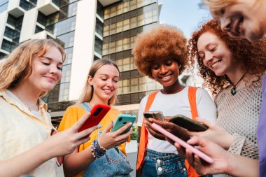 Bir grup genç kadın cep telefonuyla medyayı paylaşırken eğleniyor. Akıllı telefonlarını kullanan beş kız. Marketten cep telefonuyla alışveriş yapan kız öğrenciler. Kızlar internetten alışveriş yapıyor. Yüksek