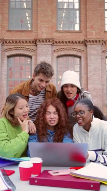 Pionowe Różnorodna Grupa Wesołych Nastolatków Gromadzi Się Razem Kampusie Uniwersyteckim — Wideo stockowe