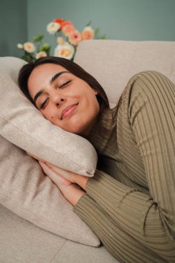 Dikey. Gün boyunca kanepede uyuyan Kafkasyalı genç bir kadın. Yorgun bir kadın oturma odasındaki kanepede şekerleme yapıyor olumlu ifadeli güzel bir rüya görüyor. Huzurlu bayan evde dinleniyor.